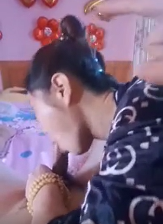 风韵犹存丈母娘婚房里偷情