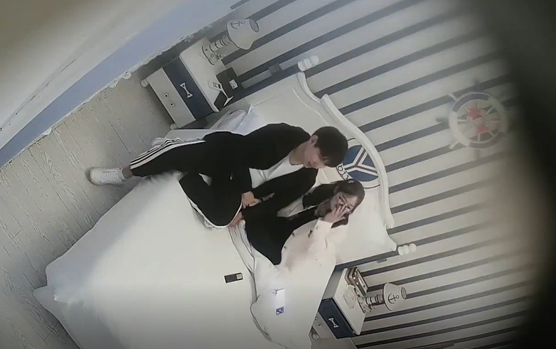 《监控破解》偷窥小帅哥带着漂亮女朋友酒店开房吃鲍鱼啪啪啪